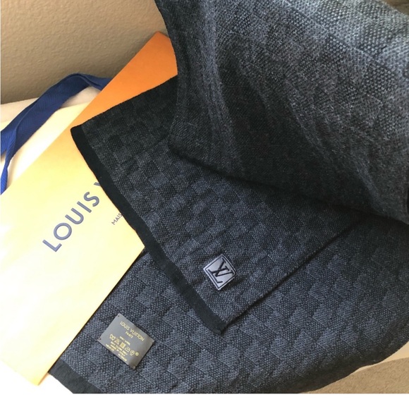 Louis Vuitton Petit Damier Graphite LV Logo
Wool Scarf - Picture 5 of 15